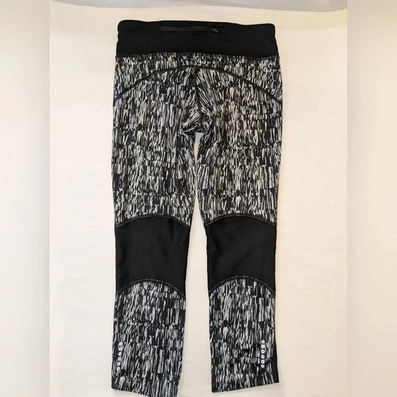 Nike women's graphic DRI-FIT tight running Capri leggings, size XS , black/white - Picture 2 of 10